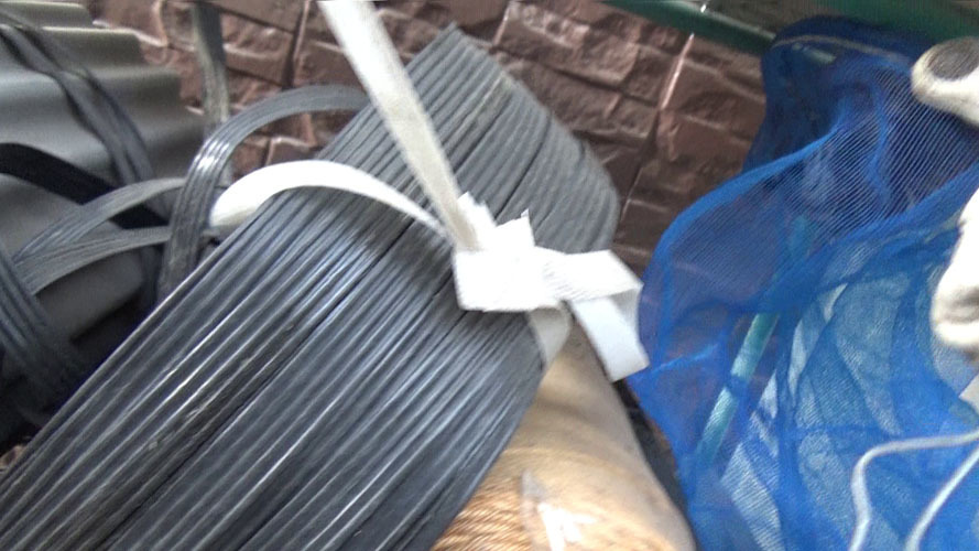 スズメバチの巣を専用のネットを使って撤去（須賀川市森宿）
