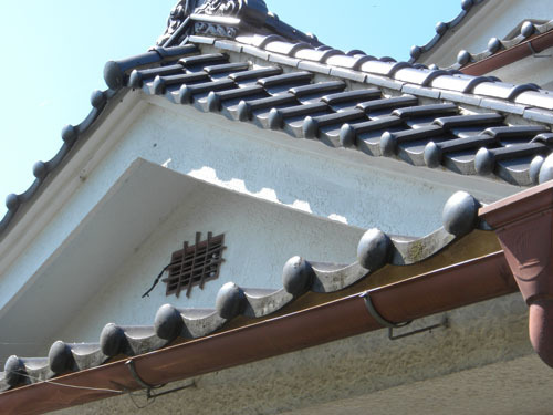 通気口から出入りするキイロスズメバチ（天栄村）