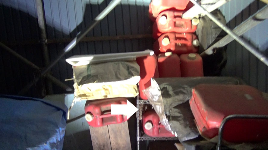 納屋の棚に作ったスズメバチの巣駆除の現場