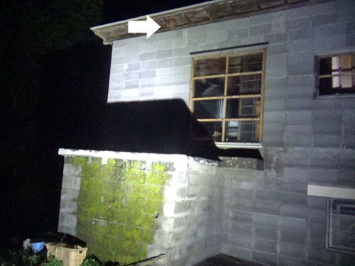 二本松市で２階建て納屋の軒下に巣を作ったスズメバチ駆除