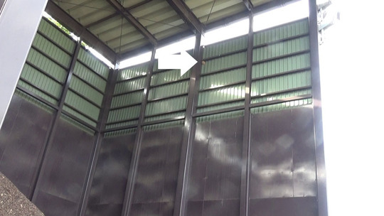 高い場所のスズメバチの巣駆除の現場