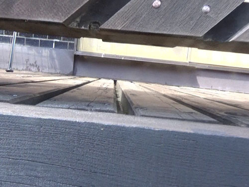 高床式の建物の壁とデッキの接合部（猪苗代町）