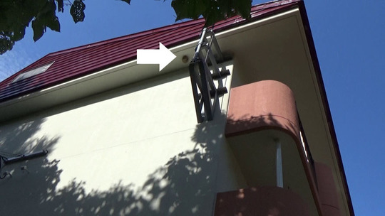 町営住宅の軒下に作ったスズメバチの巣