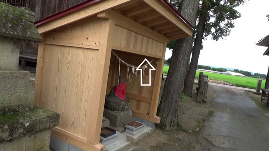 地蔵堂でスズメバチ駆除の現場