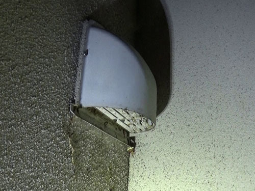 スズメバチの巣を撤去後、換気口金具も設置（郡山市）