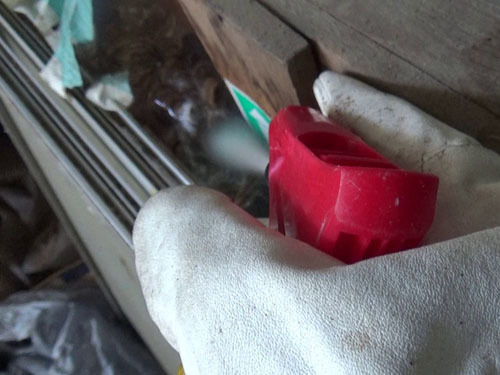 スズメバチの巣の巣穴に殺虫剤をスプレー（田村市）