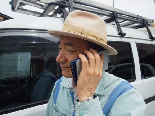 ハチ駆除料金を電話で見積もるルイワン代表の大類