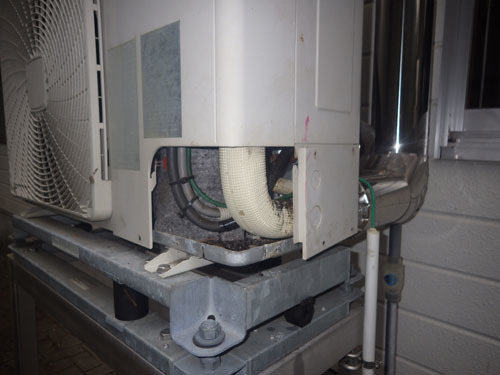 室外機のカバーをはずす（郡山市）