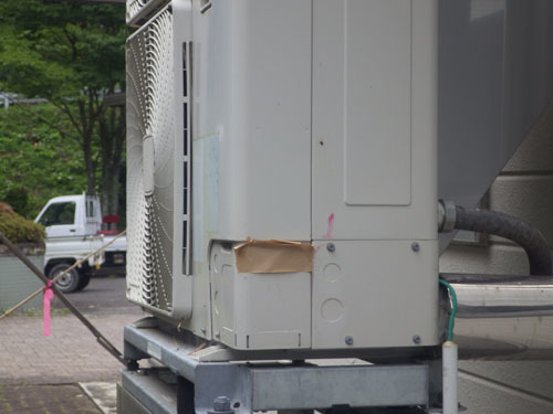 室外機のスズメバチの出入り口を塞ぐ（郡山市）