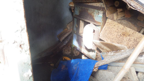 倉庫の中のスズメバチの巣（郡山市）