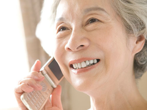 ハチ駆除を電話で依頼するお客様