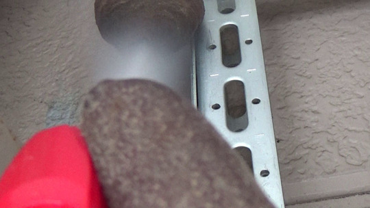 スズメバチ駆除-郡山市で蜂の巣の巣穴から殺虫剤注入