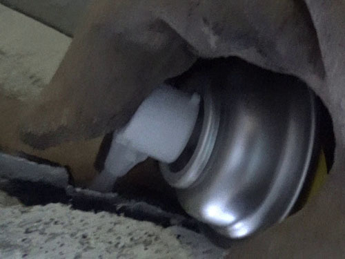 蜂の巣を狙い戸袋の隙間から殺虫剤スプレー（白河市）