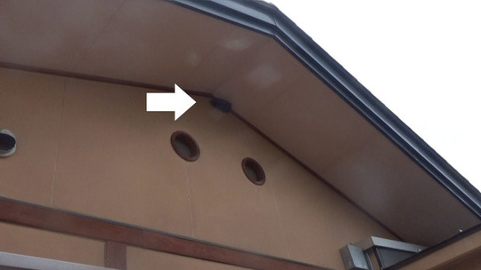 三春町で軒下のハチの巣