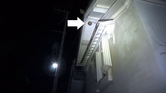 土蔵の軒下に作ったスズメバチの巣駆除の現場