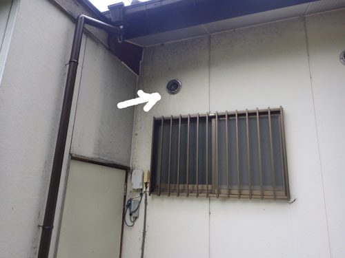 軒下にスズメバチの引っ越し巣（二本松市）