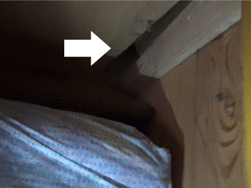 スズメバチが出てくる天井板がずれた隙間（古殿町）