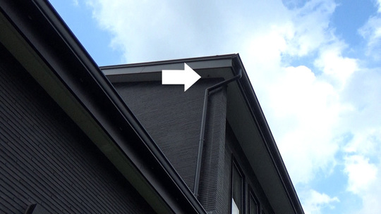 ハチ駆除-泉崎村で２階の軒下のアシナガバチの巣