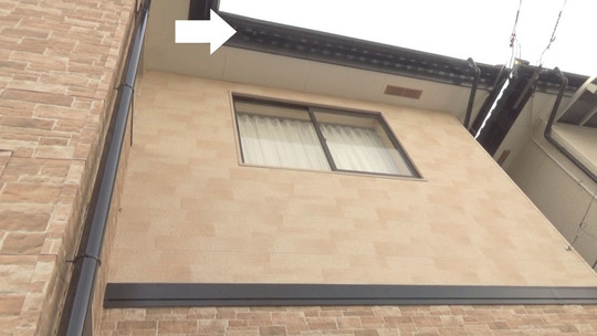 須賀川市で２階の軒下に作った蜂の巣駆除の現場