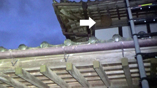 ２階軒下のキイロスズメバチの巣