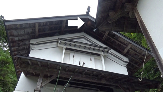 土蔵の軒下に作ったスズメバチの巣駆除の現場